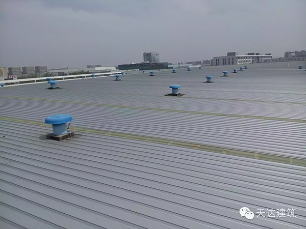 关于钢结构刚性屋面的漏水原因及防治措施有哪些？